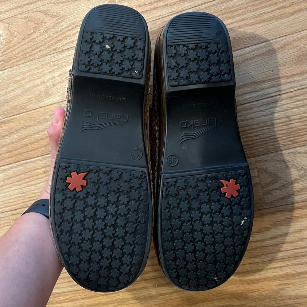 Brown Lace Pattern Clogs - Picture 2 of 2